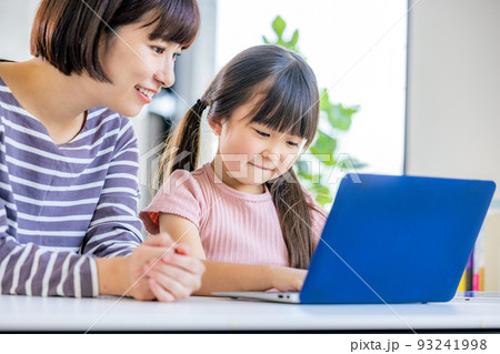 家でプログラミングをする女の子 93241998