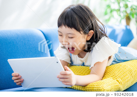 タブレットで動画を見る小学生 タブレットで動画を見る小学生 93242018