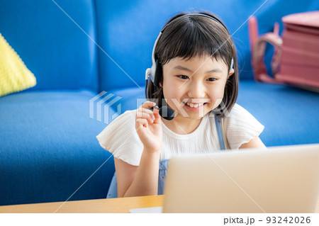 家でオンライン授業をする小学生 93242026