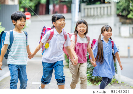 登校する小学生 93242032