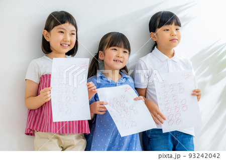 満点をとって喜ぶ子供たち 93242042