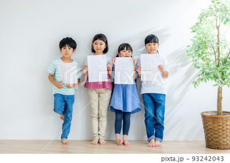 満点をとって喜ぶ子供たち 93242043
