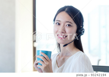 オフィスでコーヒーブレイクをしている女性 オフィスでコーヒーブレイクをしている女性 93242194