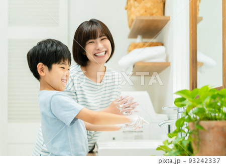 洗面所で手を洗う親子 93242337