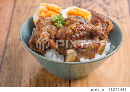 スペアリブ丼 93242481
