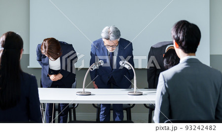 謝罪会見を行うビジネスパーソン 93242482