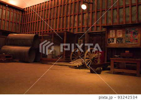 夕方に差し掛かる昭和の町並み 93242534