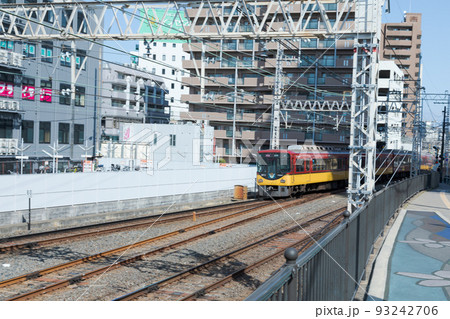 京阪香里園駅前北側にて光善寺方向へ走り去る特急 93242706