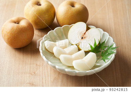 皿に盛り付けた梨（幸水） 93242815