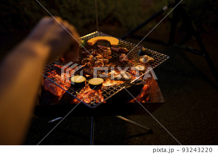 キャンプで焼肉 93243220