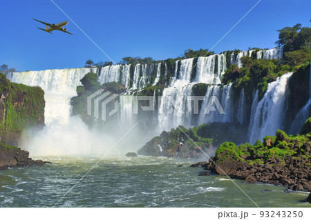 世界遺産・イグアスの滝上空を飛行する航空機 93243250