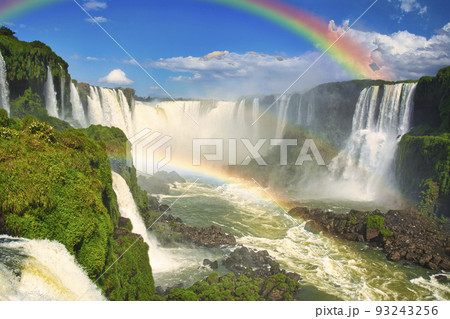 世界遺産・イグアスの滝にかかる虹 93243256