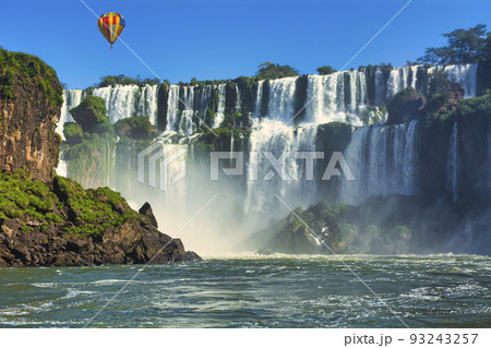世界遺産・イグアスの滝上空を漂うバルーン 93243257