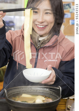 山小屋でなべ焼きを食べる若い女性 山小屋でなべ焼きを食べる若い女性 93243513