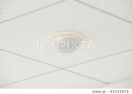 【セキュリティ】オフィス天井の人感センサー・監視カメラ 93243878