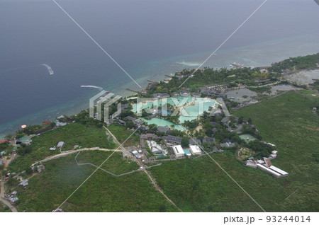 フィリピン セブ島のリゾートホテル プランテーションベイリゾート空撮風景 フィリピン セブ島のリゾートホテル プランテーションベイリゾート空撮風景 93244014