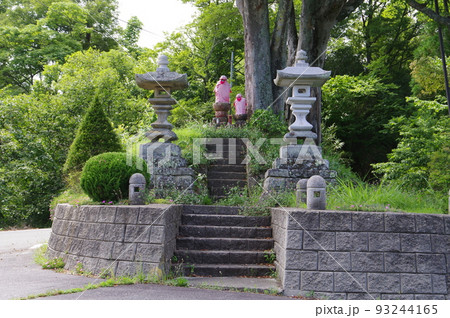 信州　安曇野　生坂村の文化財　赤地蔵　戦国時代に由来する願掛け地蔵尊 93244165