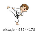 空手の蹴りをする男の子 93244178