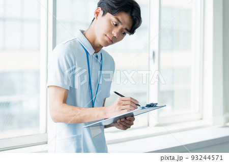 メモをする介護職員の男性 メモをする介護職員の男性 93244571