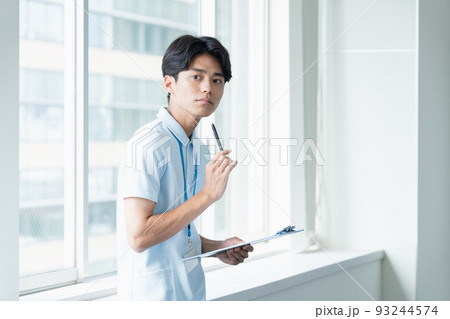 メモをする介護職員の男性 メモをする介護職員の男性 93244574