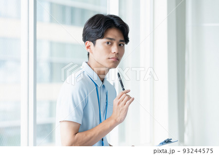 メモをする介護職員の男性 メモをする介護職員の男性 93244575