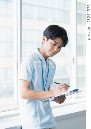 メモをする介護職員の男性 メモをする介護職員の男性 93244576