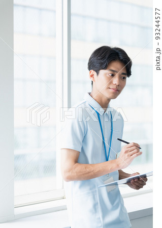 メモをする介護職員の男性 メモをする介護職員の男性 93244577