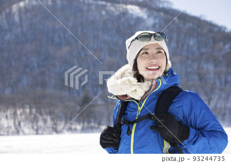 冬山登山をする若い女性 冬山登山をする若い女性 93244735