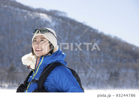冬山登山をする若い女性 93244786