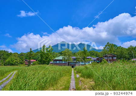 尾瀬(福島県檜枝岐村)下田代の尾瀬ヶ原から見晴地区の山小屋と燧ヶ岳を見る 93244974