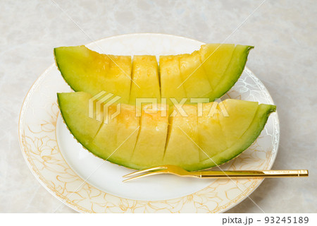 甘くて美味しいマスクメロン　網目が美しいメロンは贈答用に用いられる 93245189