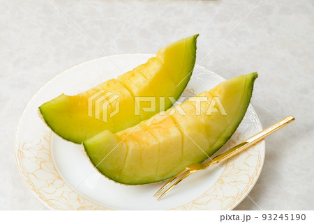 甘くて美味しいマスクメロン　網目が美しいメロンは贈答用に用いられる 93245190