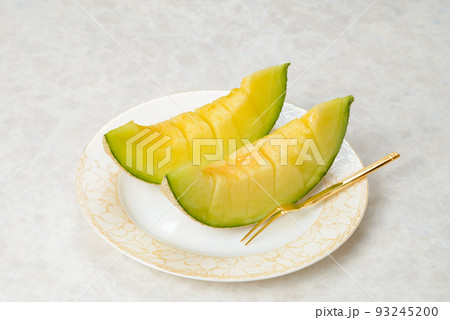 甘くて美味しいマスクメロン　網目が美しいメロンは贈答用に用いられる 93245200