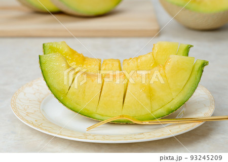 甘くて美味しいマスクメロン 網目が美しいメロンは贈答用に用いられる 甘くて美味しいマスクメロン 網目が美しいメロンは贈答用に用いられる 93245209