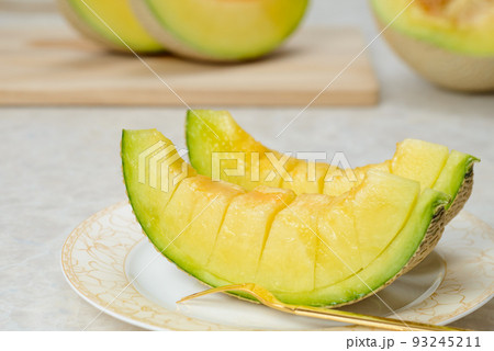 甘くて美味しいマスクメロン　網目が美しいメロンは贈答用に用いられる 93245211