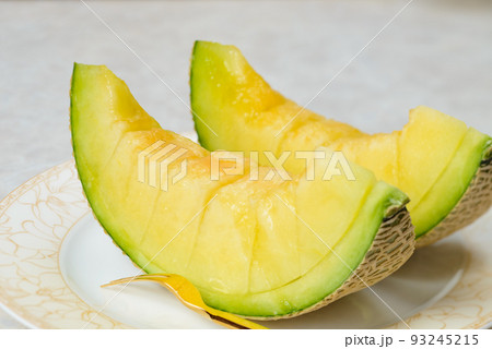 甘くて美味しいマスクメロン　網目が美しいメロンは贈答用に用いられる 93245215