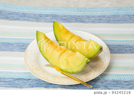 甘くて美味しいマスクメロン 網目が美しいメロンは贈答用に用いられる 甘くて美味しいマスクメロン 網目が美しいメロンは贈答用に用いられる 93245219