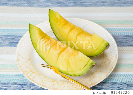 甘くて美味しいマスクメロン　網目が美しいメロンは贈答用に用いられる 93245220