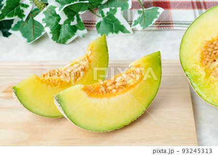 甘くて美味しいマスクメロン　網目が美しいメロンは贈答用に用いられる 93245313