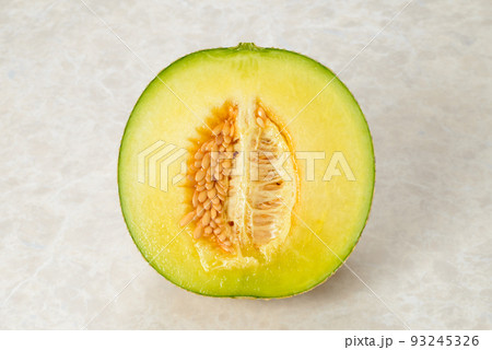 甘くて美味しいマスクメロン 網目が美しいメロンは贈答用に用いられる 甘くて美味しいマスクメロン 網目が美しいメロンは贈答用に用いられる 93245326