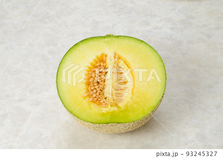 甘くて美味しいマスクメロン 網目が美しいメロンは贈答用に用いられる 甘くて美味しいマスクメロン 網目が美しいメロンは贈答用に用いられる 93245327