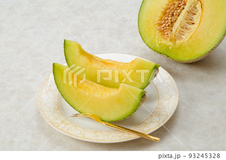 甘くて美味しいマスクメロン　網目が美しいメロンは贈答用に用いられる 93245328