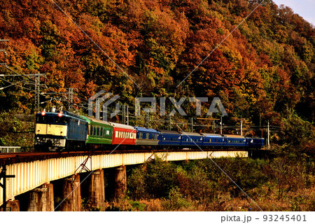 1999年 紅葉の伯備線を行くEF649夢空間24系寝台列車 1999年 紅葉の伯備線を行くEF649夢空間24系寝台列車 93245401