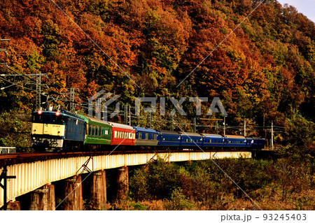 1999年 紅葉の伯備線を行くEF649夢空間24系寝台列車 1999年 紅葉の伯備線を行くEF649夢空間24系寝台列車 93245403