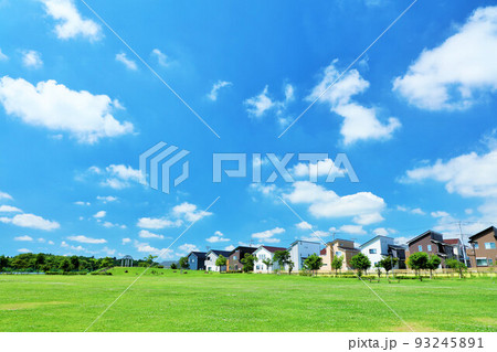 爽やかな青空の街並みと公園風景 93245891