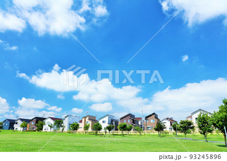 爽やかな青空の街並みと公園風景 93245896