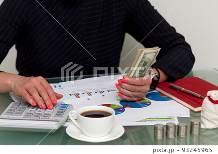 Girl with money at the table 93245965