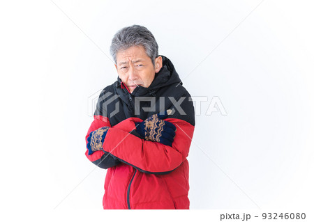 寒さに凍える高齢男性 93246080