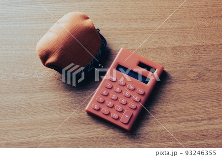 財布と電卓 お金のイメージ 財布と電卓 お金のイメージ 93246355