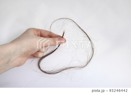 長い抜け毛を持つ女性の手 長い抜け毛を持つ女性の手 93246442